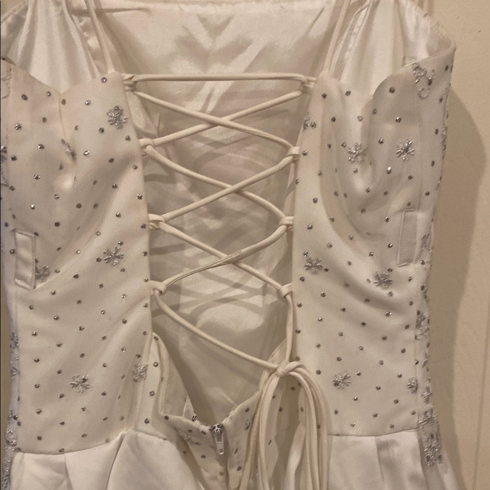 Elegant White Wedding Dress with Intricate Embroidery - Picture 6 of 14